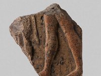 Aeg T 39  Aeg T 39, Fragment einer Wandverkleidung, Roter Ton, 10,7 cm x 9,0 cm, Dicke 2,3 cm : Bestandskatalog Ägypten, Museumsfoto: Claus Cordes